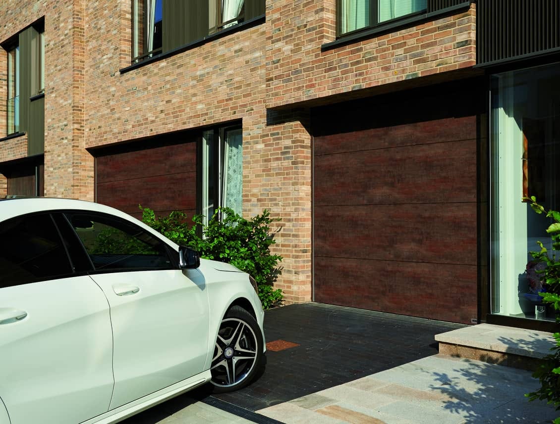 Leddport i rustfarget finish på et rekkehus i tegl